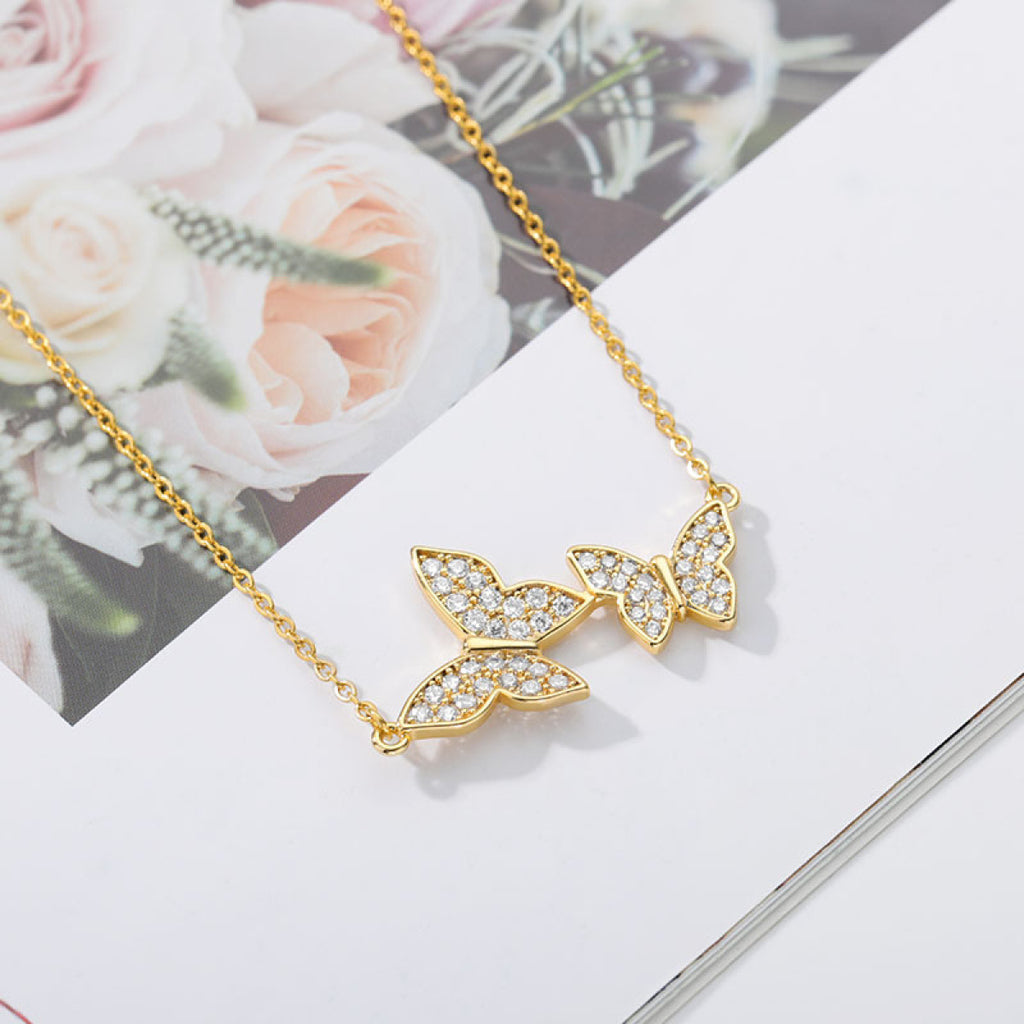 Collier pendentif papillon - porté