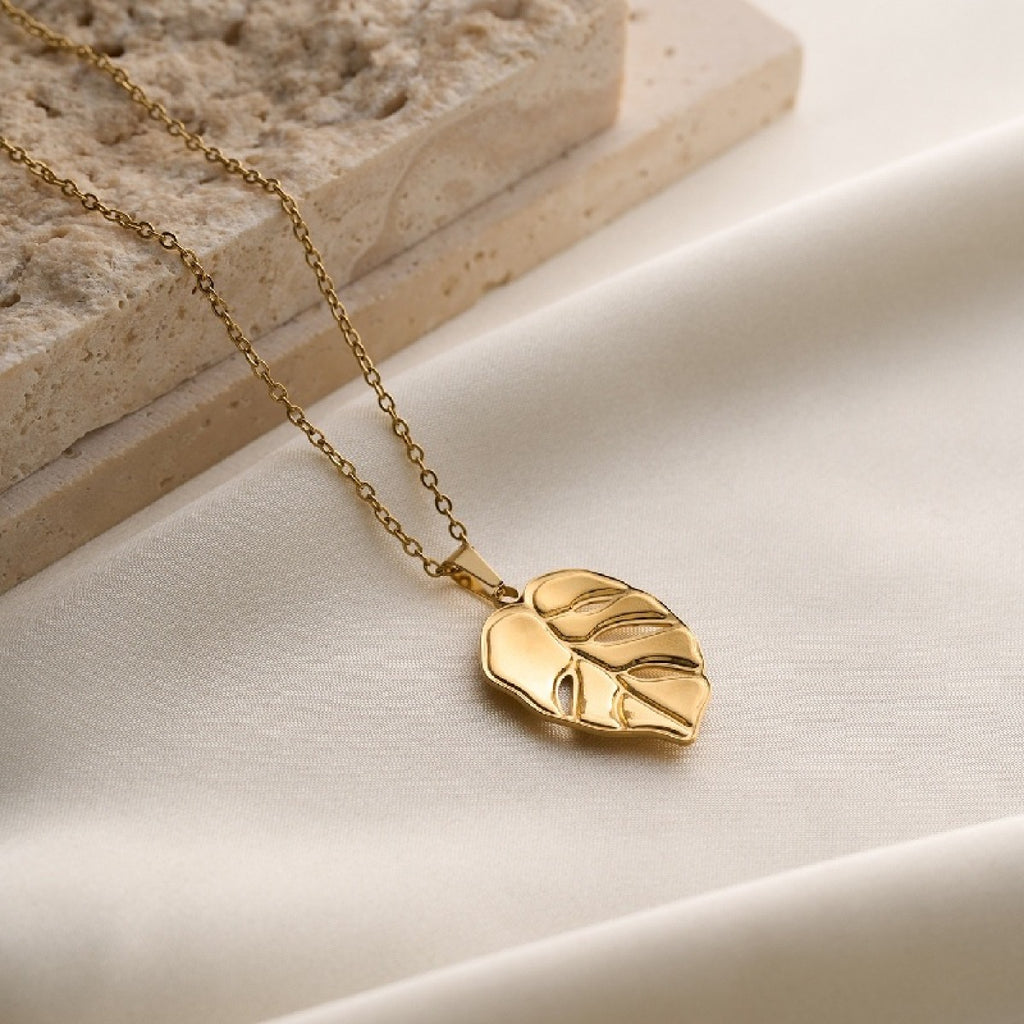 Collier pendentif feuille dorée - détail