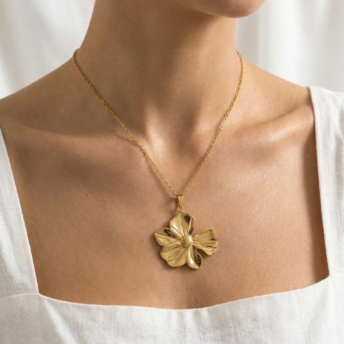 Collier pendentif feuille dorée - porté